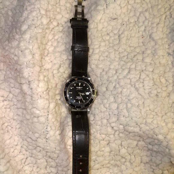 Classic and functional Invicta 8932A Pro Diver women’s watch with a sleek black